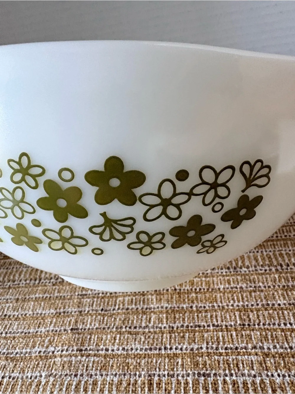 Vintage Pyrex Spring Blossom Crazy Daisy 2.5 Quart Mixing Bowl White Green #443